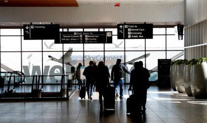EUA suspendem política de retirada de sapatos em aeroportos