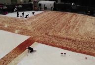 Empresa quebra recorde mundial com pizza de 68 mil pedaços e 1.300 metros quadrados