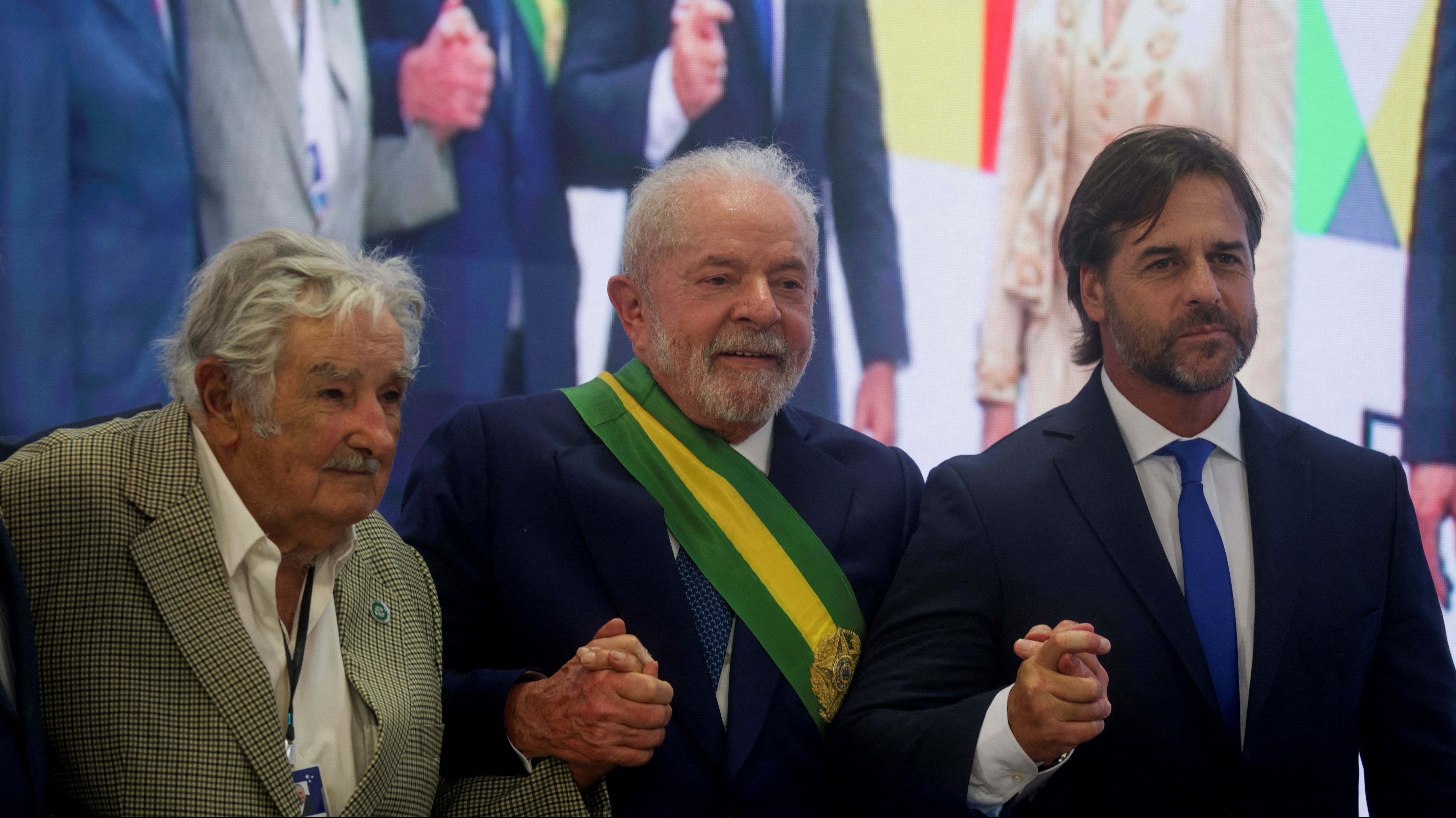 Lula ao lado do ex-presidente uruguaio Pepe Mujica e do atual presidente do país, Luis Lacalle Pou