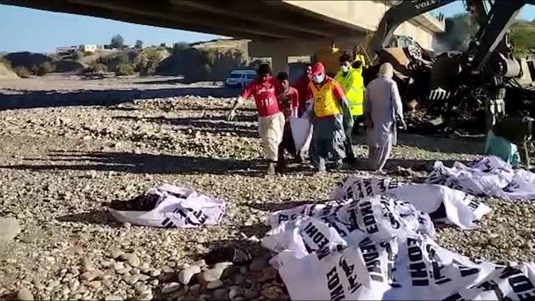 Ao menos 41 morrem após ônibus cair em barranco no sul do Paquistão