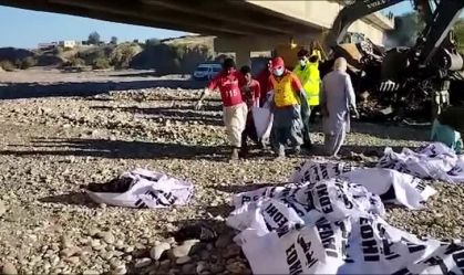 Ao menos 41 morrem após ônibus cair de ponte no sul do Paquistão