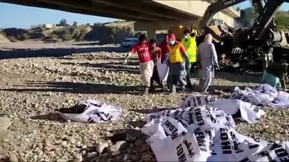 Ao menos 41 morrem após ônibus cair em barranco no sul do Paquistão