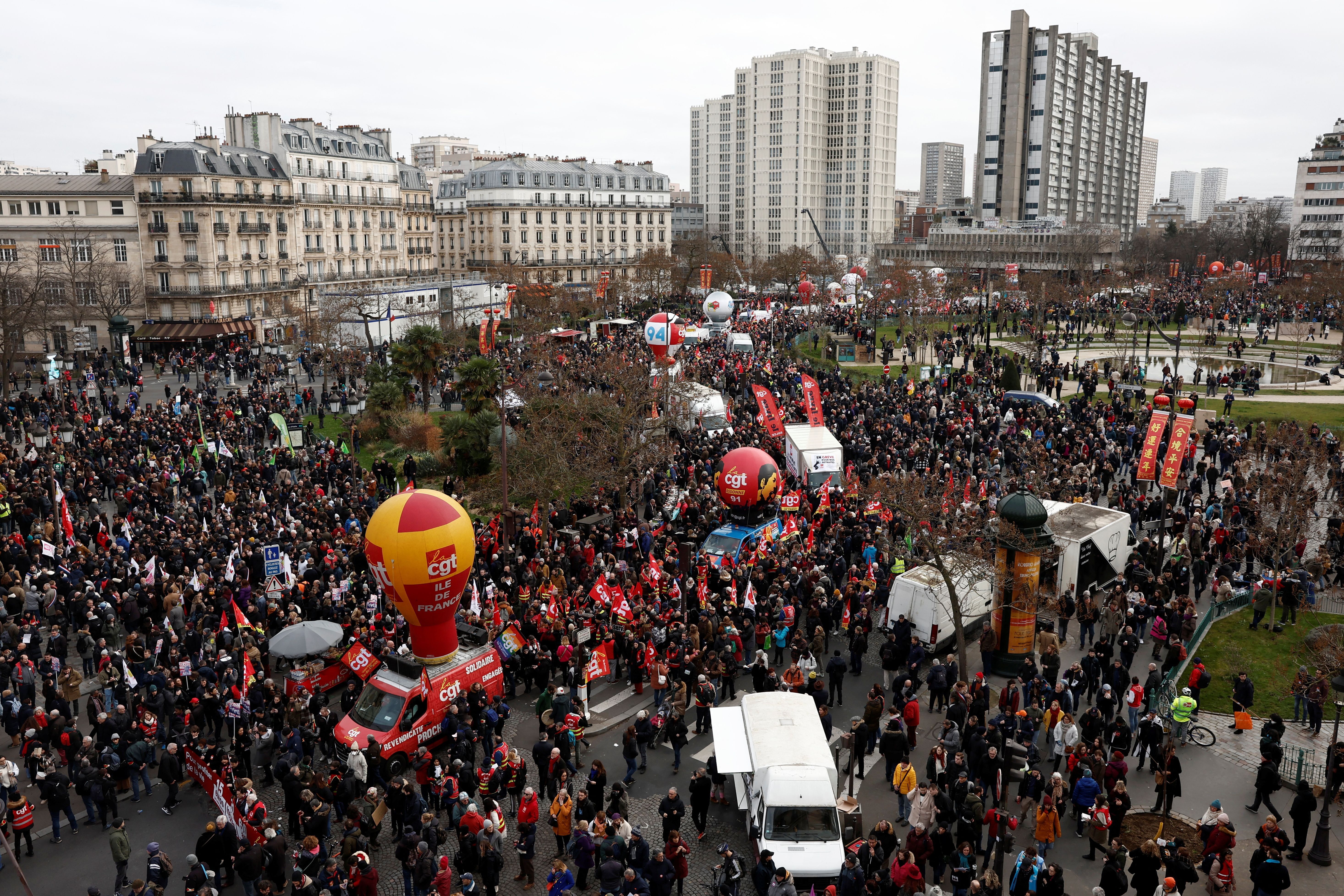Manifestantes protestam 31/01/2023contra reforma da Previdência em Paris