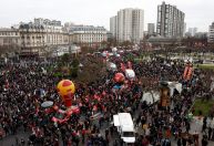 Trabalhadores franceses paralisam Paris em 2ª greve contra reformas previdenciárias