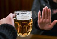 Álcool corta efeito de antibiótico? Especialistas respondem