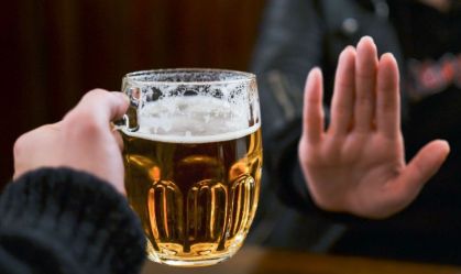 Álcool corta efeito de antibiótico? Especialistas respondem
