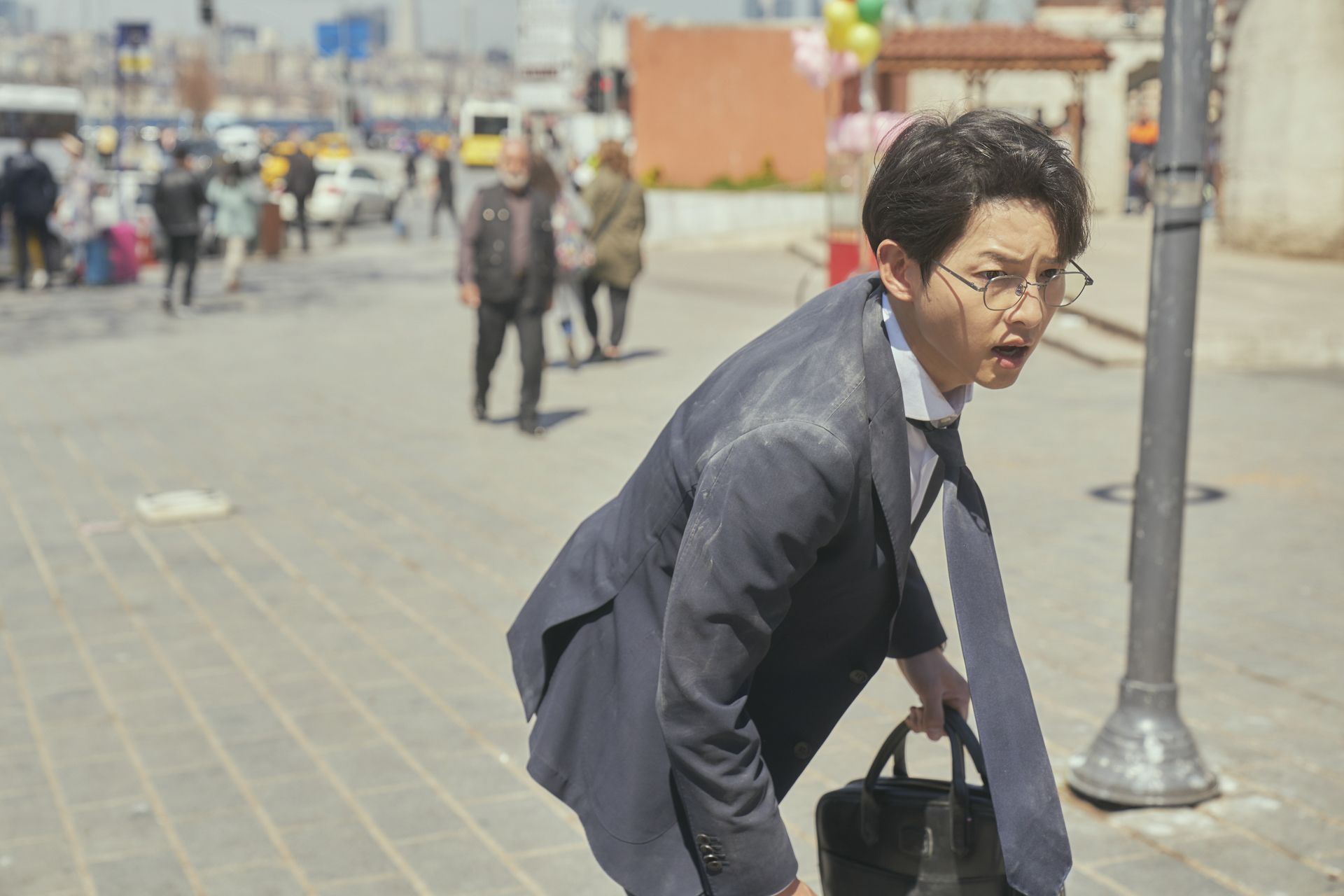 Song Joong Ki interpreta o secretário Yoon Hyun Woo em "Renascendo Rico". / Reprodução/Rakuten Viki