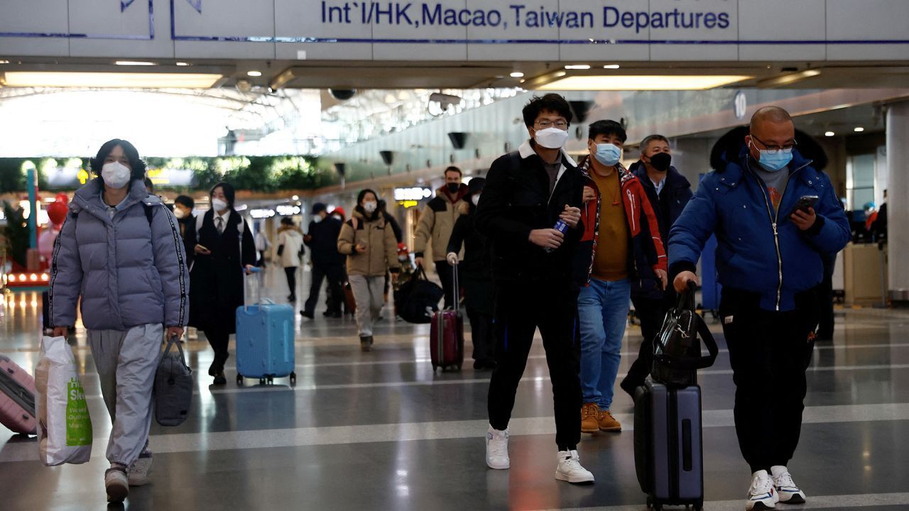 Viajantes caminham com suas bagagens no Aeroporto Internacional Capital de Pequim em Pequim, China, em 27 de dezembro de 2022. / Tingshu Wang/Reuters