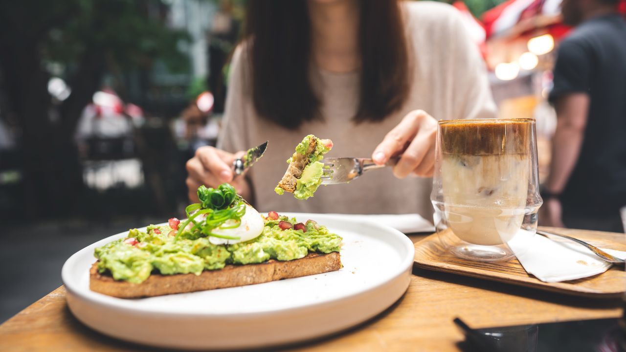 A torrada de abacate tornou-se uma oferta de restaurante cada vez mais popular e um símbolo da cultura millennial. Adobe Stock