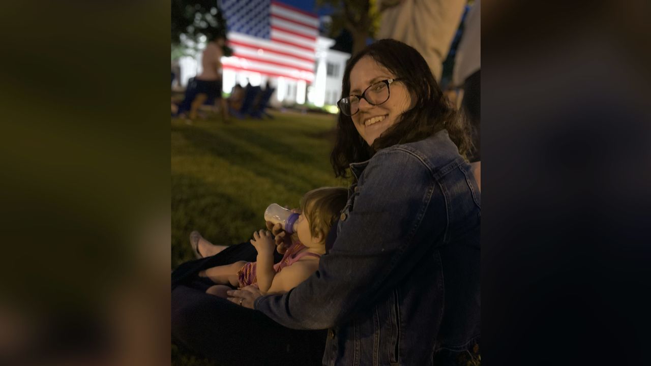 Meu marido capturou esse momento no meu aniversário de 40 anos este ano, enquanto eu alimentava minha filha enquanto assistíamos aos fogos de artifício de 4 de julho. Cuidar dela mudou a maneira como encaro minha vida. Catherine Shoichet/CNN