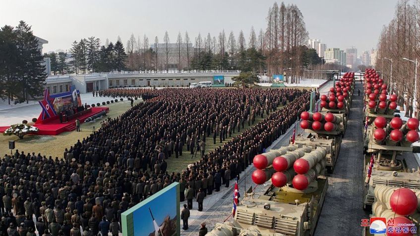O líder da Coreia do Norte, Kim Jong Un, elogiou no sábado o lançador múltiplo de foguetes (MRL) "supergrande" do país, que ele afirma colocará toda a Coreia do Sul dentro do alcance e pode ser carregado com ogivas nucleares táticas / KCNA