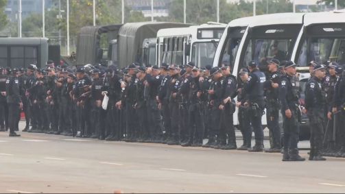 Policiais militares em frente ao acampamento no Quartel General do Exército em Brasília.