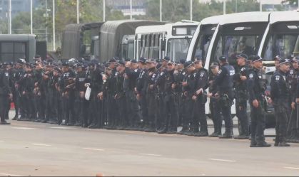 Policiais militares em frente ao acampamento no Quartel General do Exército em Brasília.
