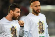 Messi e Neymar homenageiam Pelé antes de partida do Paris Saint-Germain