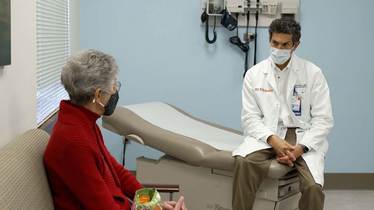 Senhora passa por consulta médica nos EUA / CNN