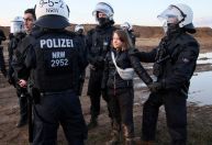 Ativista climática Greta Thunberg é detida pela polícia na Alemanha em protesto contra mina de carvão