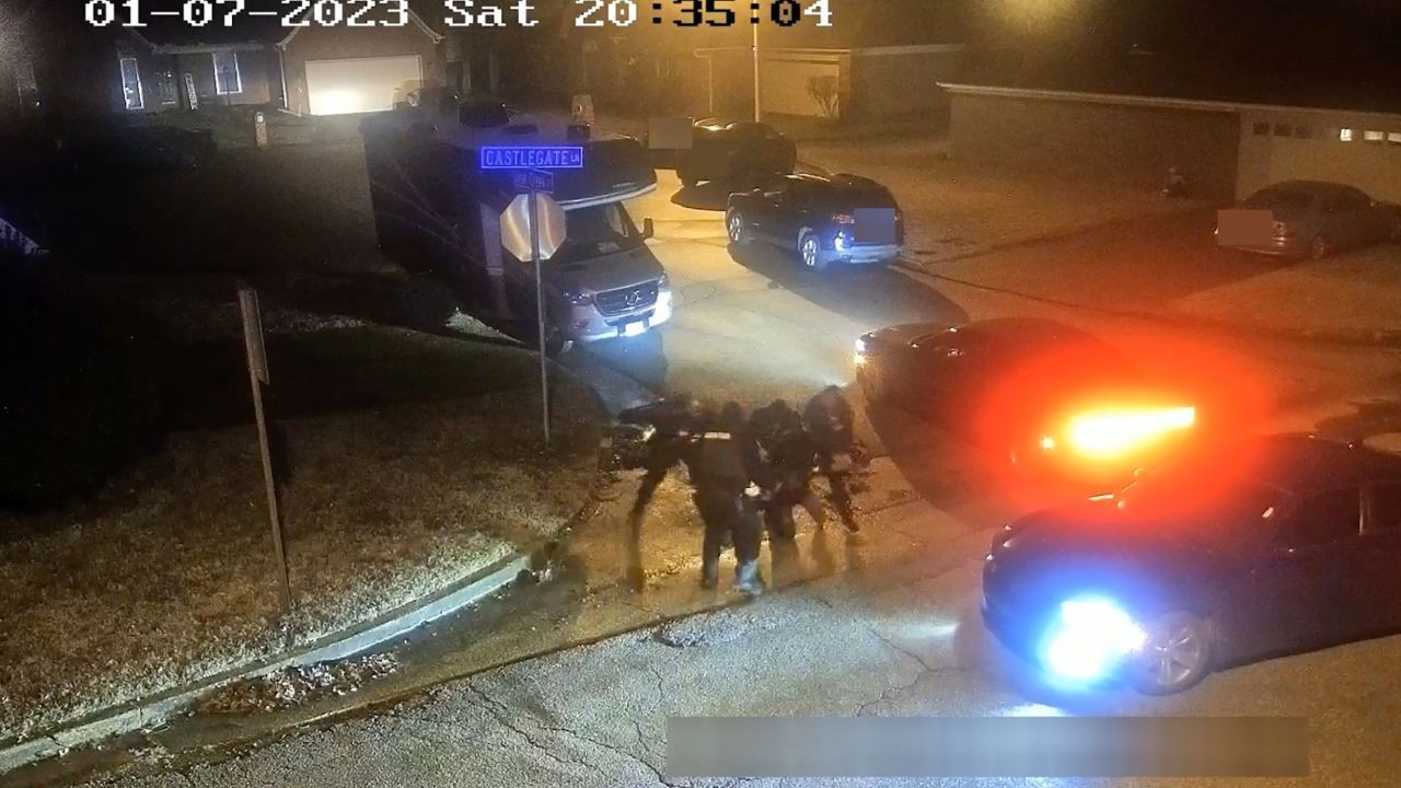 Frame de filmagem de câmera de vigilância mostra policiais espancando Tyre Nichols em esquina. / Cidade de Memphis