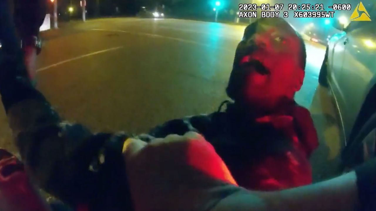 Em frame de vídeo divulgado pela cidade de Memphis, policiais tentam deter Tyre Nichols durante parada no trânsito.