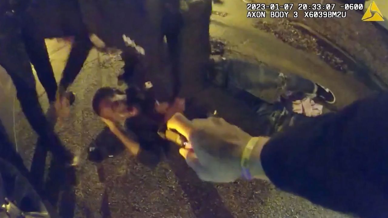Em vídeo divulgado pela cidade de Memphis, policiais atiram spray de pimenta em Tyre Nichols / Cidade de Memphis