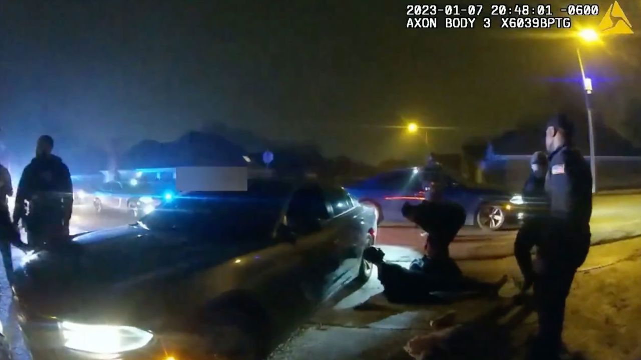 Tyre Nichols fica caído escorado em carro depois de ser espancado por policiais de Memphis. / Cidade de Memphis