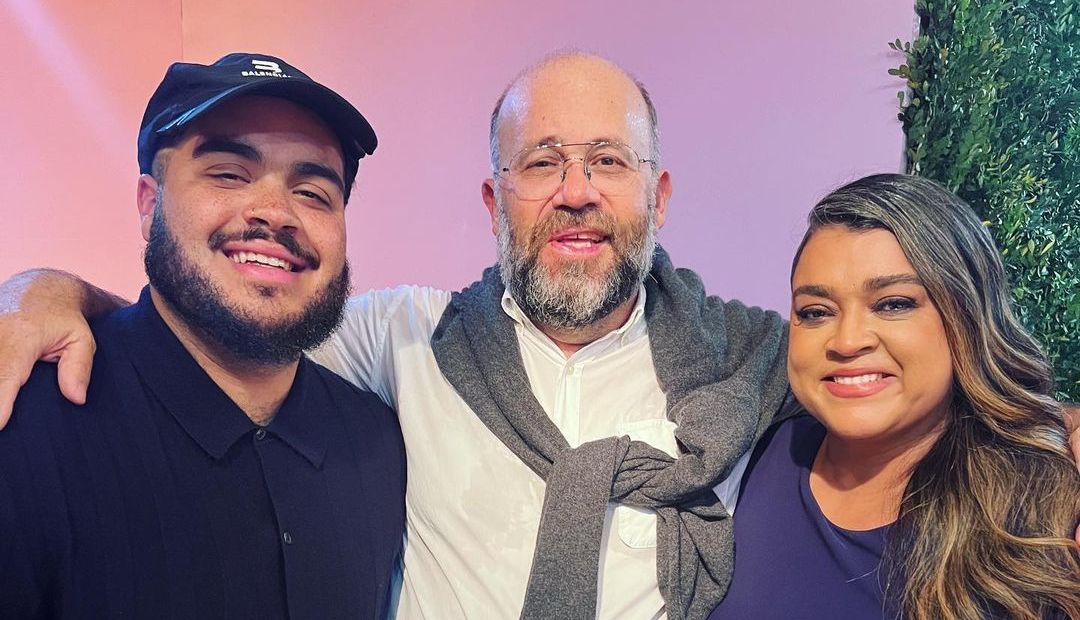 Cantor Francisco Gil (esq.) com seus pais – o ator Otávio Muller e a cantora Preta Gil • Reprodução / Instagram