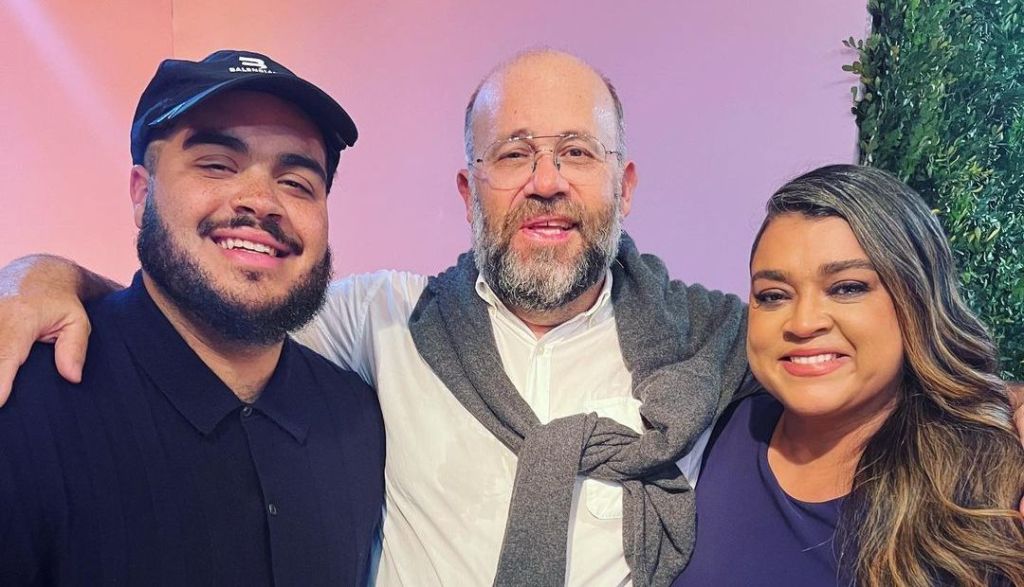 Cantor Francisco Gil (esq.) com seus pais – o ator Otávio Muller e a cantora Preta Gil