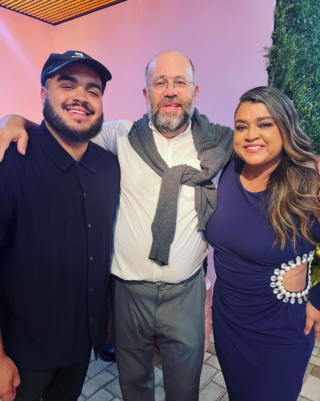 Cantor Francisco Gil (esq.) com seus pais – o ator Otávio Muller e a cantora Preta Gil / Reprodução / Instagram