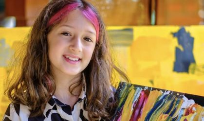 De Nova Friburgo para o Louvre: brasileira de 9 anos vai expor suas pinturas em Paris