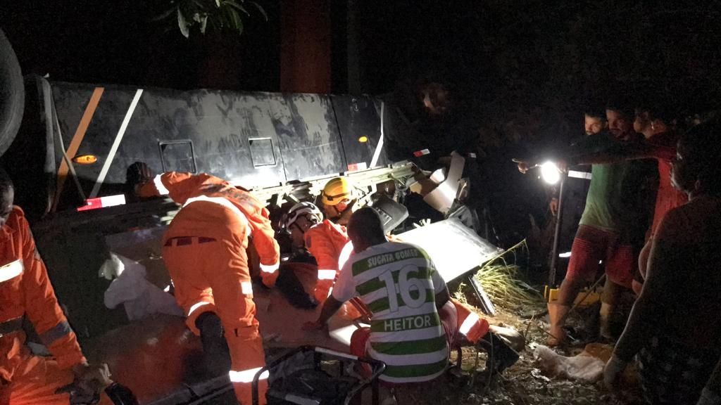 Ônibus com adolescentes de time de futebol amador do RJ cai de ponte e deixa mortos e feridos