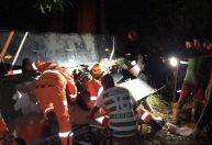 Ônibus com adolescentes de time de futebol amador do RJ cai de ponte e deixa mortos e feridos