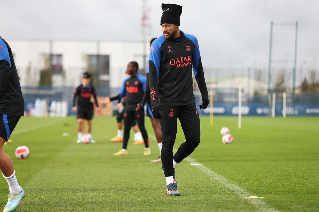 Neymar em treino do PSG nesta segunda-feira (2). Jogador ficou na França e não comparecerá ao velório de Pelé.
