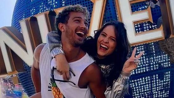 Larissa Manoela publica fotos com noivo em parque de Orlando em meio a polêmica com mãe