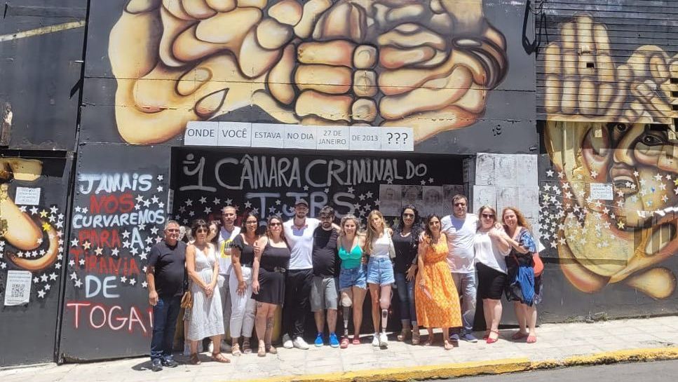 Associação dos Familiares de Vítimas e Sobreviventes da Tragédia de Santa Maria (AVTSM) recebeu a visita de alguns integrantes do elenco e da produção de “Todo Dia a Mesma Noite, série da Netflix