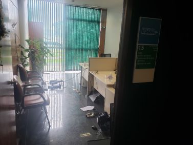 Depredação provocada por apoiadores criminosos do ex-presidente Jair Bolsonaro (PL) é registrada na Câmara dos Deputados nesta segunda-feira (9).