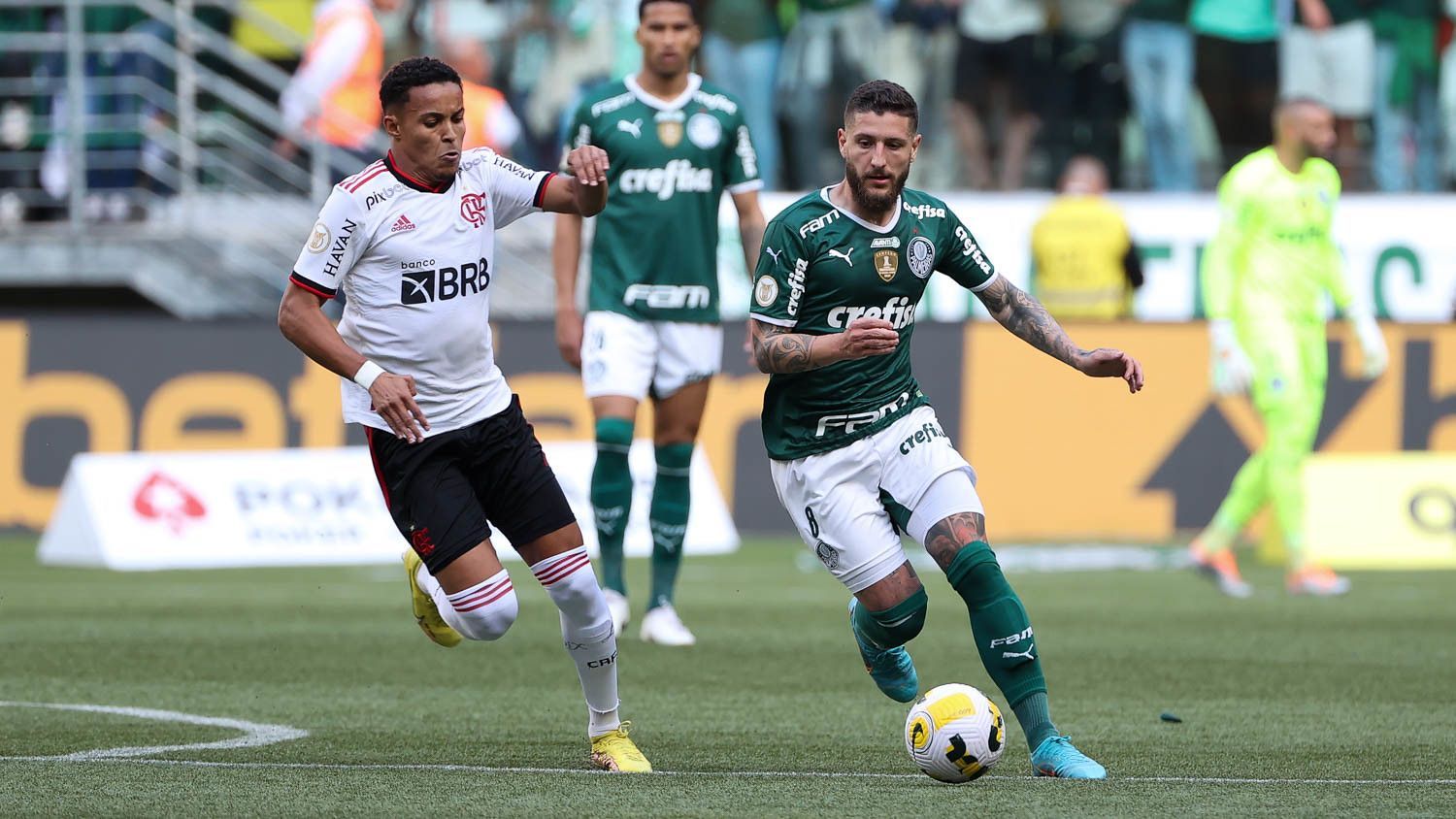 O jogador Zé Rafael, da SE Palmeiras, disputa bola com o jogador Lazaro, do CR Flamengo, durante partida válida pela vigésima terceira rodada, do Campeonato Brasileiro 2022, Série A, na arena Allianz Parque