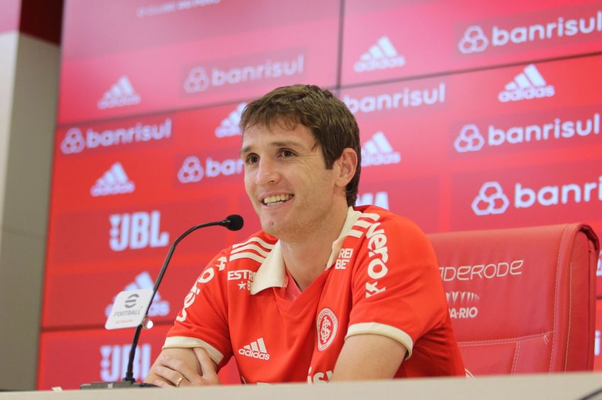 O lateral-direito Mário Fernandes, que veio por empréstimo junto ao CSKA, durante apresentação no Inter / Ricardo Duarte/Internacional