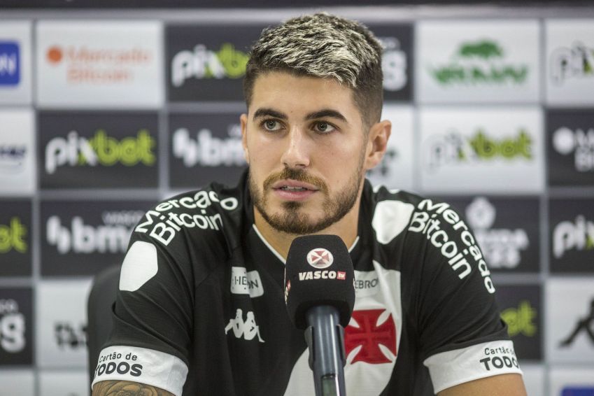 Atacante Pedro Raul, que veio do Goiás, durante apresentação no Vasco / Daniel Ramalho/Vasco