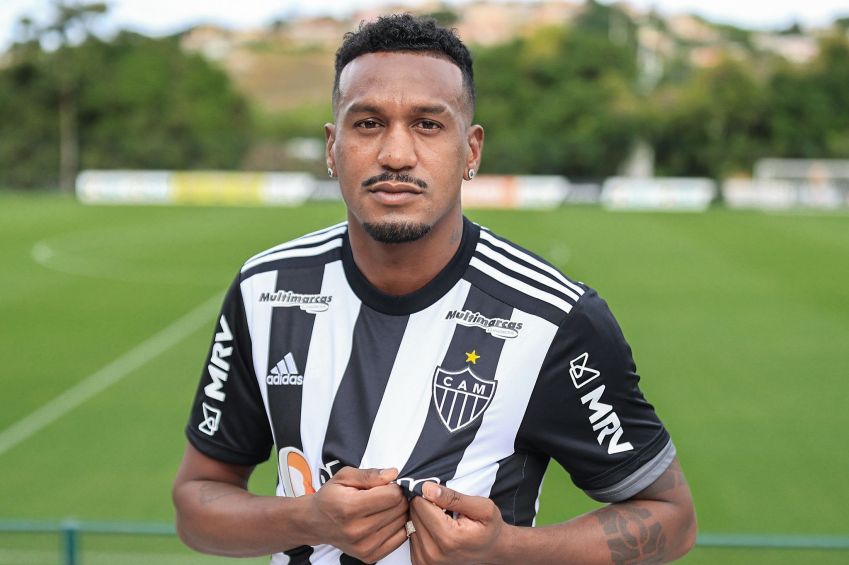Ex-jogador do Internacional, meio-campista Edenilson foi contratado pelo Atlético-MG / Pedro Souza/Atlético