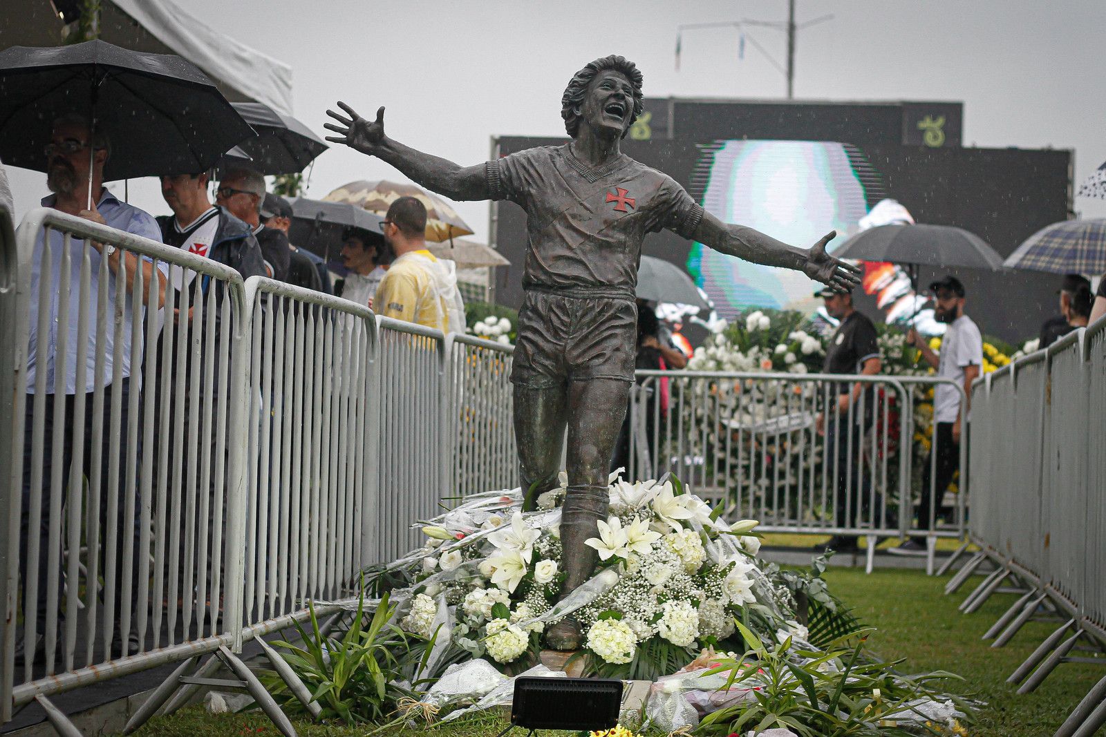 Corpo de Roberto Dinamite é velado atrás da estátua em homenagem ao craque vascaíno, no estádio São Januário