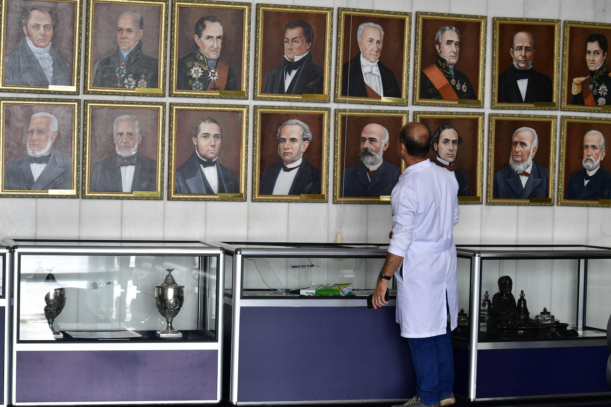 Galeria dos ex-presidentes do Senado foi danificada após atos criminosos em Brasília