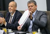 Tarcísio assina decreto para reduzir ICMS sobre combustível de aviação até 2024