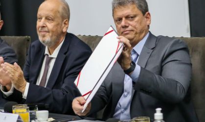 Tarcísio assina decreto para reduzir ICMS sobre combustível de aviação até 2024