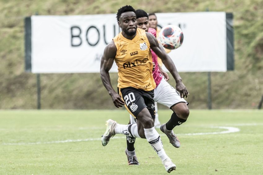 Atacante Mendoza durante treino do Santos; colombiano veio do Ceará / Ivan Storti/Santos FC