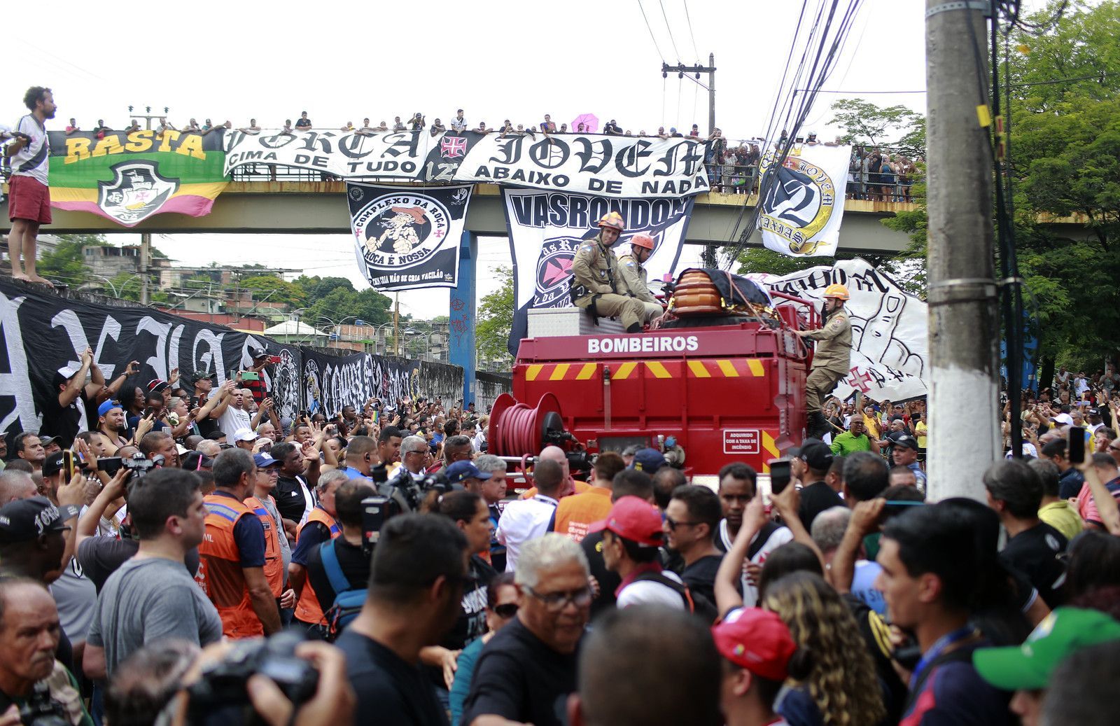 Torcida homenageia Roberto Dinamite durante cortejo fúnebre; craque foi enterrado em Duque de Caxias (RJ) / Daniel Ramalho/Vasco