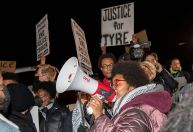 Protesto bloqueia ponte nos EUA após morte de jovem negro