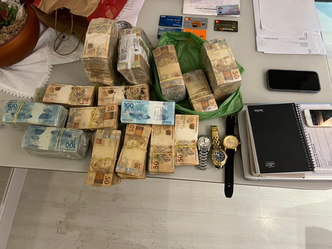 Dinheiro apreendido na residência de um dos alvos da operação desta quinta-feira (26), em Balneário Camboriú/SC.