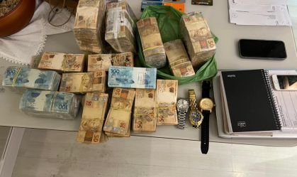 Dinheiro apreendido na residência de um dos alvos da operação desta quinta-feira (26), em Balneário Camboriú/SC.