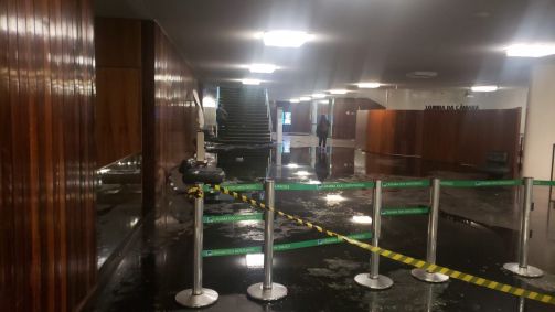Depredação provocada por apoiadores criminosos do ex-presidente Jair Bolsonaro (PL) é registrada na Câmara dos Deputados nesta segunda-feira (9).