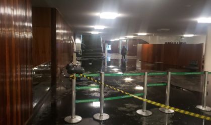 Depredação provocada por apoiadores criminosos do ex-presidente Jair Bolsonaro (PL) é registrada na Câmara dos Deputados nesta segunda-feira (9).