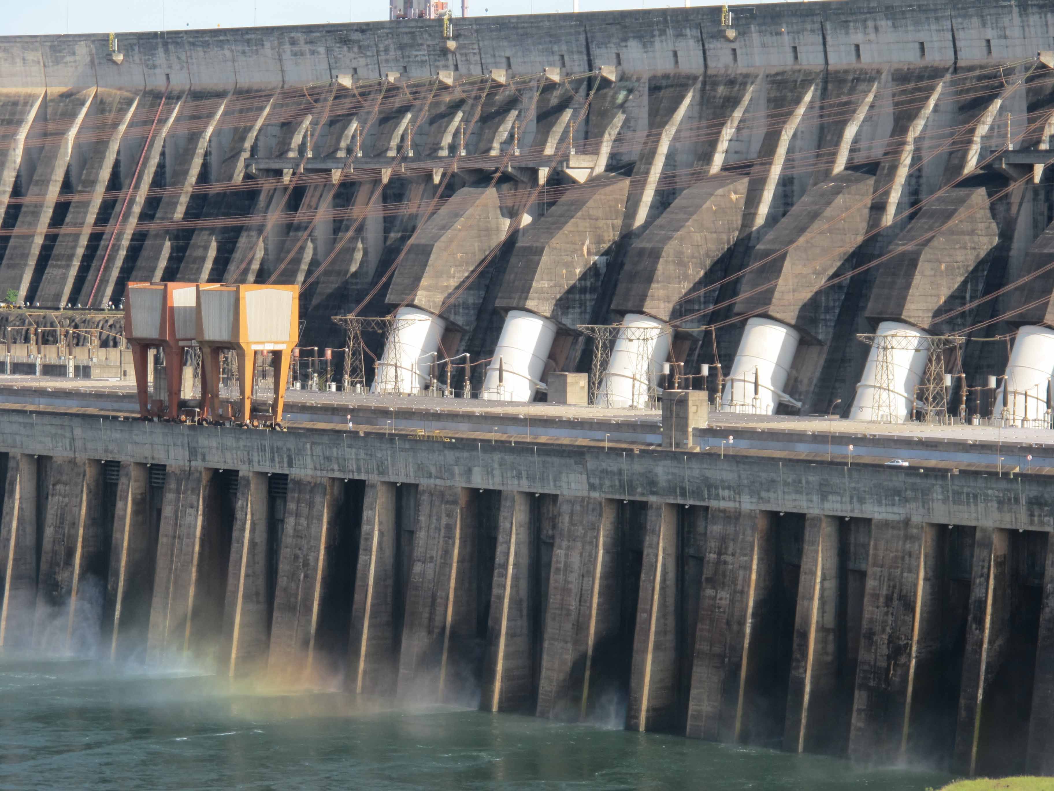 Vista geral da Usina Hidrelétrica de Itaipu (Itaipu Binacional), em Foz do Iguaçu (PR), na fronteira entre Brasil e Argentina
